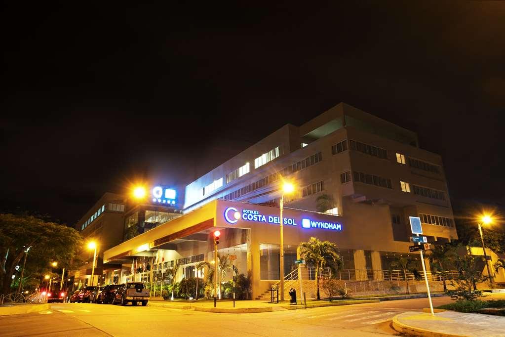 Wyndham Costa Del Sol Pucallpa Exterior foto The hotel at night