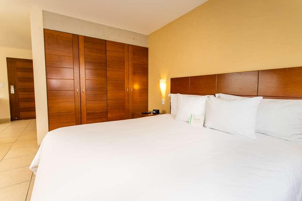 Wyndham Costa Del Sol Pucallpa Quarto foto A bedroom at the hotel